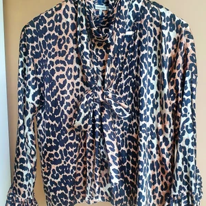 Knytblus i silke fr Ganni - Blus fr Ganni, str 34 ( kommer lätt passa en 36:an), 92% silke 8% elastan. Som ny, säljs för 950 kr 