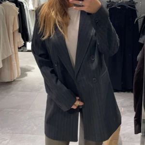 Kavaj från H&M - Grå/blå randig kavaj från h&m, aldrig använd