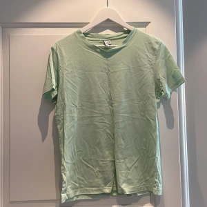 T-shirt från & Other stories - T-shirt i strl L. Perfekt om man är en S/M och vill ha en lite oversized look eller så passar den en L som en vanlig t-shirt. Frakt ingår ej i priset💙