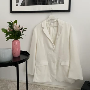 Vit blazer - Vit oversized blazer från Monki! Strl xxs men sitter perfekt på mig som vanligtvis har S. Nyskick 🫶🏼