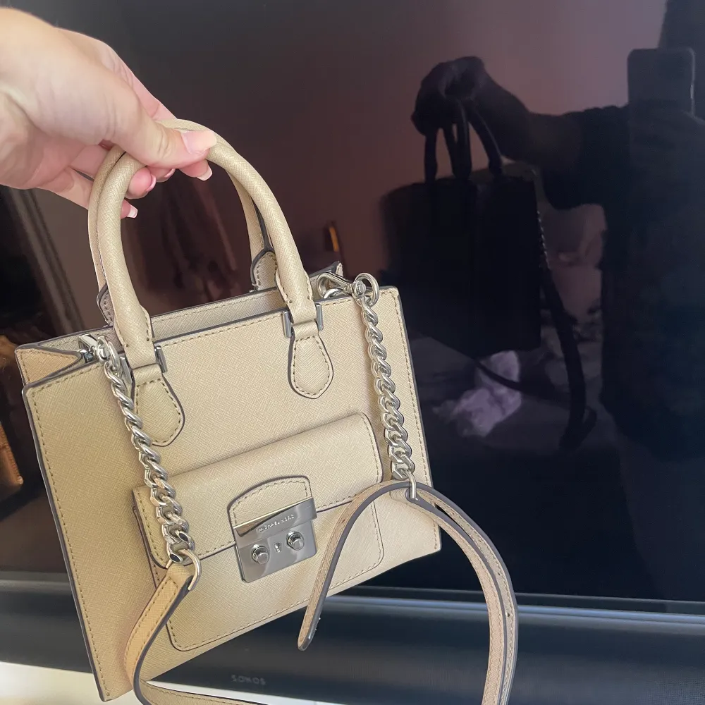 Säljer min Michael kors väska jag fick för några sen. Inköpt på Michael kors i mall of Scandinavia. Säljer den billigt då jag tyvärr inte har kvar kvittot. Den är väldigt sparsamt använd. . Laukut & Käsilaukut.