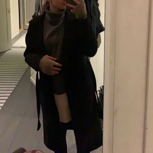 Svart kappa - Superfin svart kappa i jättebra skick men som inte har kommit till mycket använding. Superfin i höst! Som i nyskick, 300kr plus frakt🙌🏼