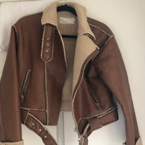 Superfin jacka  - Perfekt höst jacka knappt använd. Köpt från Nelly 