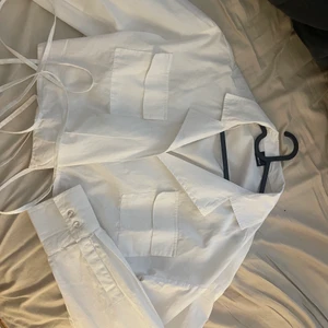 Croppad skjorta - En jättefin croppad skjorta från Gina aldrig använd köpt för 400