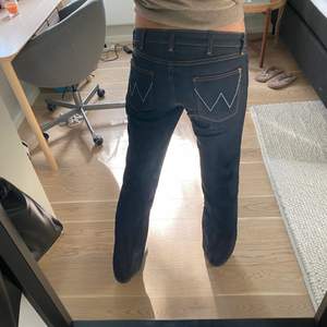 Långa lågmidjade mörkblå jeans från Wrangler😃super snygga!!