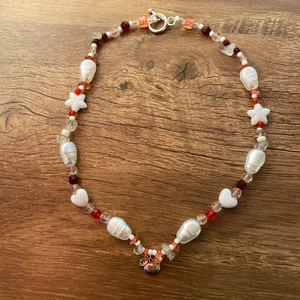 handgjort halsband!🍎🤍 - halsband som jag gjort själv! gjort av bland annat sötvattenpärlor, kristallchips, pärlor i plast och en berlock i silver❣️ kontakta mig vid intresse🫶