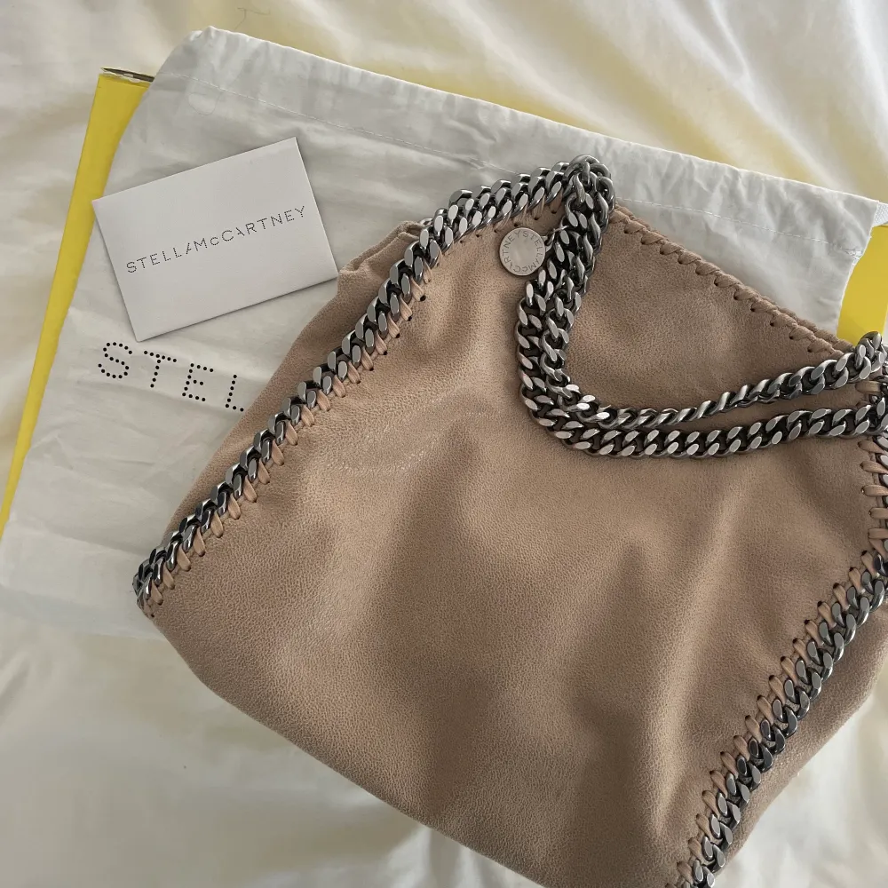 Intressekoll på min stella falabella mini! Jätte fint skick kvitto och dustbag finns❤️ skulle helst vilja byta mot en annan väska men är öppen för köp också❤️tryck inte på köp direkt. Nypris är 8000!. Laukut & Käsilaukut.