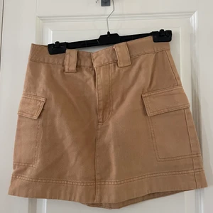 Kjol beige - Säljer denna beiga kjol för den aldrig kommer till användning! Köpt utomlands! Strl 36 ❤️‍🔥