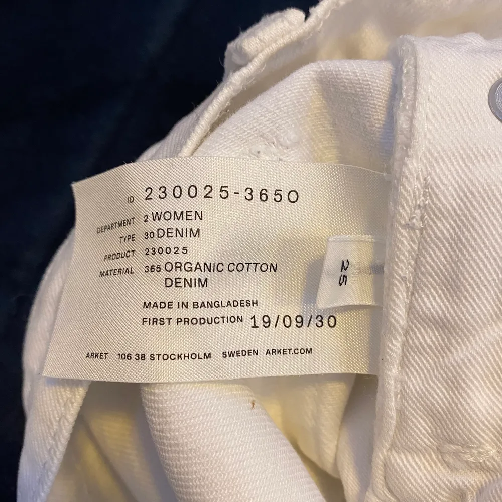 Säljer dessa vida jeans från Arket då de inte kommer till användning, storlek 25, kontakta för mer info . Jeans & Byxor.