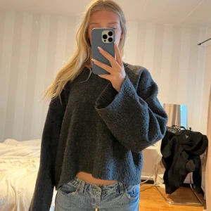 Weekday tröja - Super mysig weekday tröja perfekt nu till hösten💕 köpt förra hösten för ungefär 500kr💓 super härligt och skönt material som verkar håller värmen💗 köparen står för frakt! 