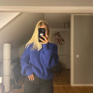 Stickad tröja NAKD - Superfin blå stickad tröja från NA-KD som tyvärr inte kommer till användning längre. Använd ca 10 gånger. Inga skador eller slitningar😊 250kr+frakt🥰
