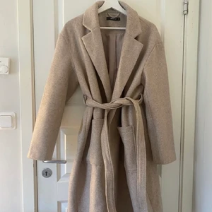 Ginatricot  - Säljer en lång fin kappa från ginatricot för 250kr. Nypris ligger på 799kr endast använd en gång!! ”lånad bild” och köp inte direkt!!