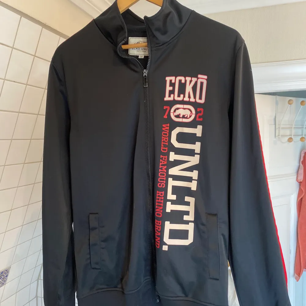 En svart färgad full zip tröja man kan använda till i vardagen men också som träningströja! Otroligt skön att ha på sig och inga defekter! Pris kan diskuteras:). Hoodies.