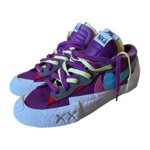 Nike Blazer Low Sacai x Kaws collab ”Purple dusk”. Helt nya onavända, köpta via SNKRS. Nypris 1400kr. 