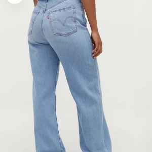 Levis  - Levi’s jeans i modellen ”high loose” avklippta nertill, aldrig använda då de är stora på mig som normalt har 36 i jeans. Jeansen är i storlek w27 och l33. Jag är 175 cm lång och de går ner till foten på mig! Fråga om fler bilder så löser vi det 🫶🏼 