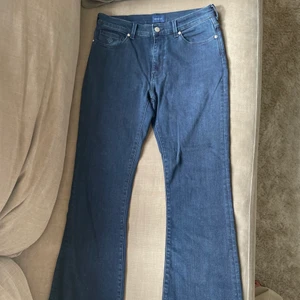 Jeans, flair  - Snygga jeans från gant med flair i benen. 