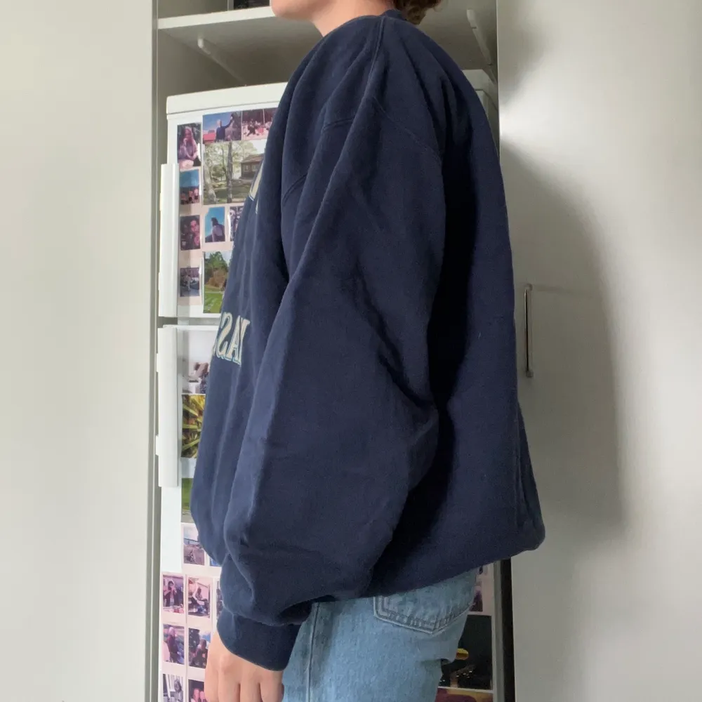 En mörkblå vintage sweatshirt. Storlek L. Med trycket Plymouth Massachusetts. I fint skick!. Tröjor & Koftor.