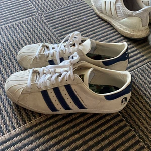 Adidas x Bape Allstar - Adidas x Bape allstars. Andvända fast i bra skick, snören har bytts men förutom det är kvalitén bra. 