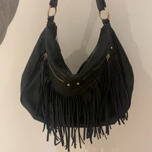 Väska med fransar  - Perfekt till hösten🥰 OBS en tjej har budat 550 till mig privat så budgivningen gills inte!!!