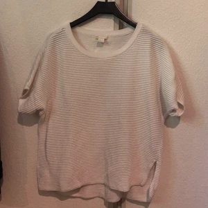 T-shirt - Från H&M, står S men passar M också. 10kr + 26kr frakt !
