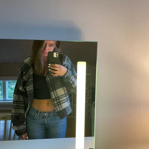 Kappa - Säljer nu denna fina kappan från design by si som passar mellan xs-m 💕 superfint skick, knappt använd 