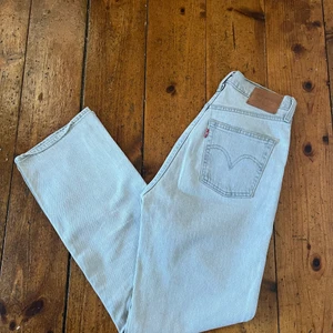 Levi’s Ribcage grey  - Sparsamt använda. Vid fråga kan jag skicka över fler bilder, nypris 1349kr. Storlek w26 l29. 