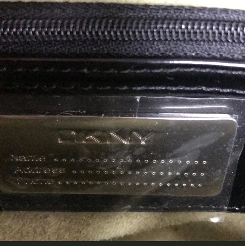 DKNY lack väska, pris 80 kr + frakt 🫶🏼. Väskor.