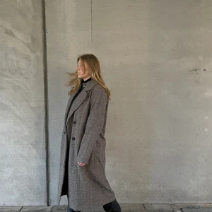 Rutig kappa  - En brun och rutig kappa i 70-tals stil. Perfekt till hösten och även vintern. Köpt på nakd. 