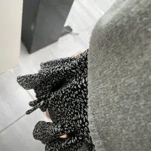 Snygg svart kjol i ett fint skick! Köppt på Marstrand förra sommaren och tror inte längre den går att köpa. Tror köpte för 399 men jag säljer i typ samma skick för 200 