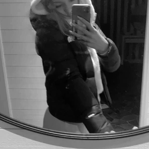 north face jacka - köpt för 1 år sen ungefär, säljer eftersom vill köpa en annan jacka då denna inte passar min stil längre❤️ inga hål eller skador på jackan. skriv privat för flera frågor och bilder☺️