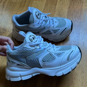 Axel arigato - Axel arigato skor. Modell: Marathon Runner storlek 36! Ny skick! Köparen står för frakten! Nypris: 2600kr