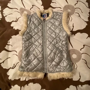 Väst - En super cool unik bäst, härlig för hösten fint skick💓 Använder inte köp nu funktionen!!! 