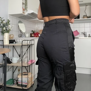 CARGO & OTHER STORIES  - Cargobyxor från & other stories! Stl 34. Jag är 164 cm. Möts i Uppsala. 