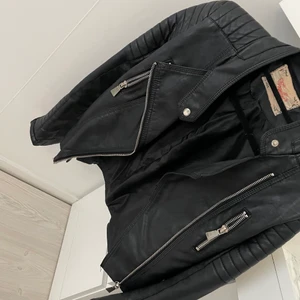 gamal billig skinnjacka  - Denna har jag använt väldigt mkt. Den ser okej ut ändå. Säljer den för ett väldigt billigt pris för vill it längre ha den. Den tar bara plats i min garderob. 