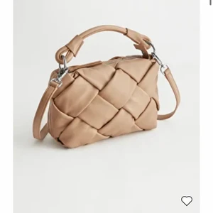 Axelremsväska  - Jag säljer min axelremsväska från & other stories ”braided leather crossbody bag” då den bara andvänts två gånger. Den är äkta skinn, ordinarie pris 1 350kr. Kom privat för fler bilder💗 (Jag står ej för frakten) 