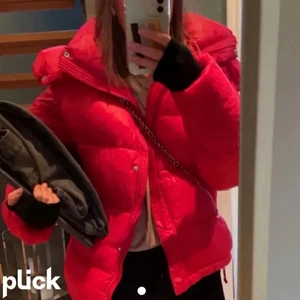 Röd BikBok jacka - Säljer nu min trendiga vinterjacka från bikbok som jag köpte här på plick förra vintern💕Säljer pågrund av att jag köpt en annan jacka. Jackan är i M men passar perfekt oversize på mig som vanligtvis har S. Fler intresserade= budgivning, tryck ej på köpnu💕