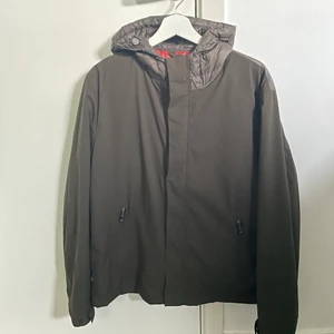 Massimo dutti höst/vinterjacka - Fantastiskt fin massimo dutti höst/vintejacka, köpt för nypris på 1700 men kom tyvärr aldrig till användning. Storlek L och köparen står för frakt (66kr)! Vid frågor/bilder eller funderingar så skriv!