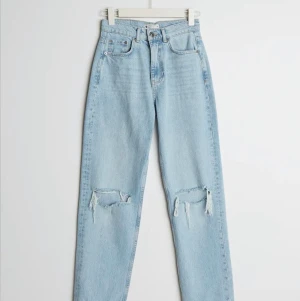 Storlek 34 - Jag har aldrig använt dom,köpte dom för 600 på ginatriot,kom privat för mer bilder av jeansen,väldigt bra skick,köparen betalar frakt,pris kan diskuteras:))