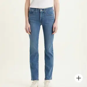 Säljer ett par superfina lågmidjade raka jeans i storlek 27. Köpta secondhand. Säljer eftersom de var något stora på mig som vanligtvis har 26 i jeans. Färgen är mest lik den sista bilden. Köparen står för frakten💕