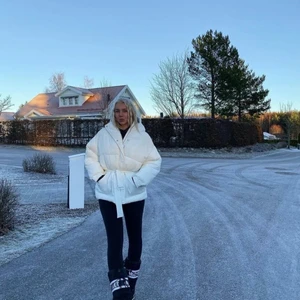 Nelly jacka - Säljer denna jacka från Nelly i fint skick jätte varm och skön. Lånade bilder från Linn ahlborgs instagram