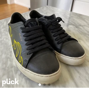 arigato skor - Lånade bilder av förra ägaren. Arigato skor storlek 37,5 passar 38 sulor tillkommer ej men lätt att sätta i vilka sulor som helst i samma strl, även bytt skosnörena då dom var slitna💗