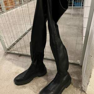 Höga boots från Zara nästan aldrig använda strl 36, säljes för de är för små annars skit snygga