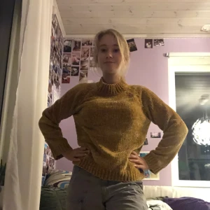 Senapsgul tjocktröja - Storlek M (Men känns som storlek S) , virkad tröja, något använd men i gott skick. Är lite tajt och för liten för mig  numera :)