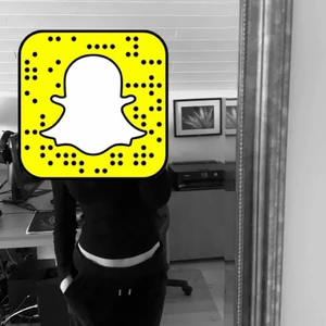 Svarta juciy couture med text  - Jag Säljer mina svarta juciy couture byxor då dom blivit för små. 