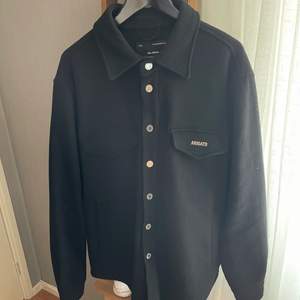 Väldigt fin overshirt/jacka från Axel Arigato som i princip är oanvänd. Perfekt nu till hösten/vintern. Storlek L. Nypris ligger runt 2200kr och tänker sälja runt 1500, priset inte hugget i sten. Skriv om ni undrar något!