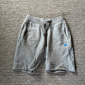 Adidas Originals Shorts - Ett par sköna adidas shorts. Väldigt unika med de olika detaljerna. Sitter lite oversized.
