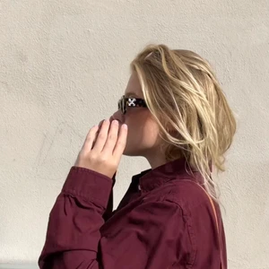 Off-White ”SUNGLASSES” 2018 - Så snygga o coola Off-White brillor.🕊 Tagit väl hand om dom, så fint skick.💛