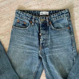 Säljer dessa populära midrise full lenght jeansen som inte längre säljs på Zaras hemsida. Dessa är i en mörkare tvätt och är i storlek 32.   Jag är 160 och bär oftast 32/34, xs och w25 ❤️❤️