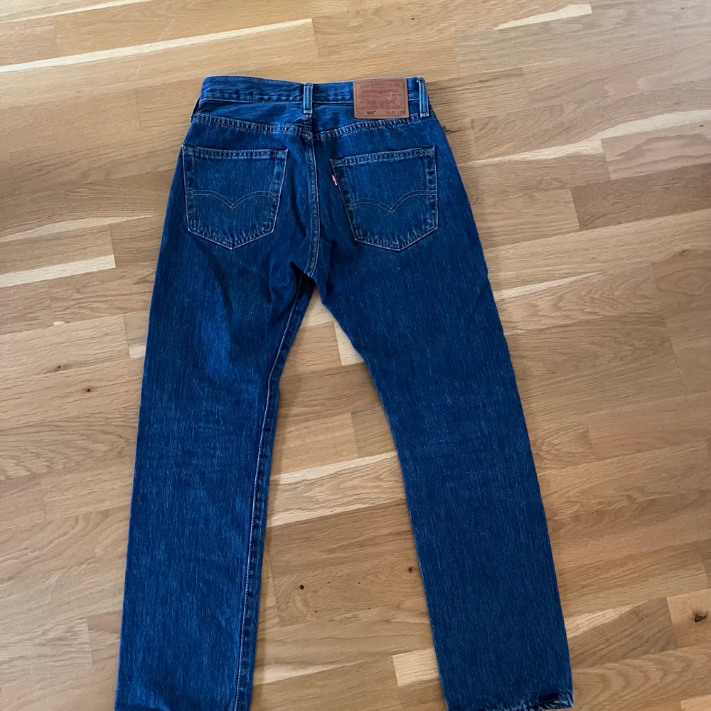 Säljer mina Levis 501 jeans. De är i färgen mörkblå och är använda fåtal gånger. Köparen står för frakten!. Jeans & Byxor.