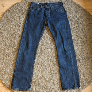 Levis 501 - Tja säljer av mina Levis 501 då jag råkade ta en storlek för stor. Använda max två gånger. Kan fraktas eller mötas upp vid Odenplan.